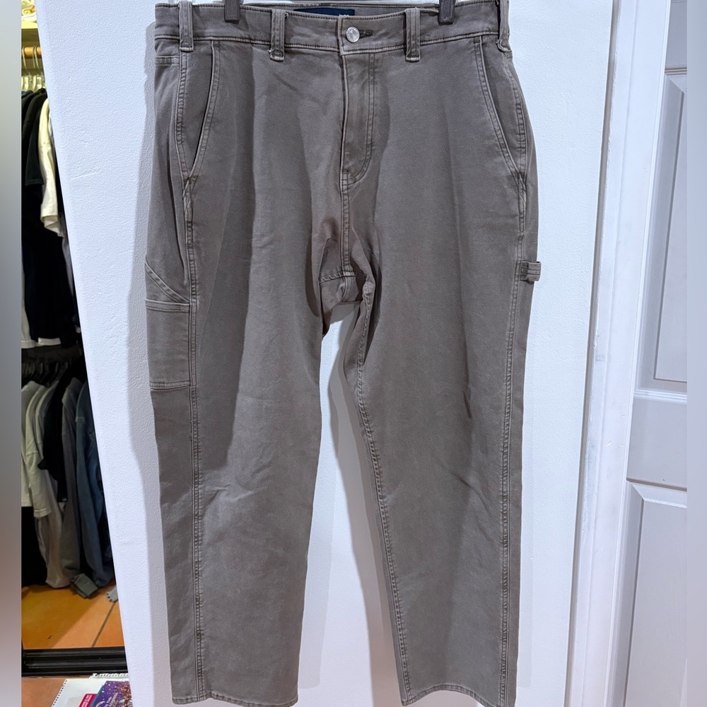 Abercrombie Men's olive green workwear pants. 32 30